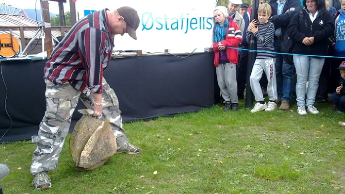 The 75kg Klypelyftstein being lifted in a competition